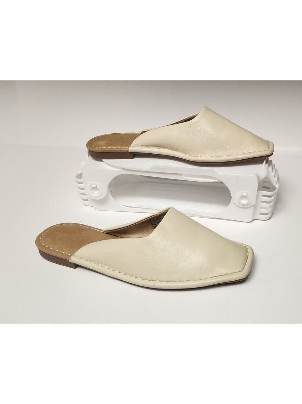 Universal Thread Ivory Flat Heel Sandals Size 7.5